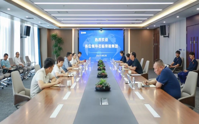 津南區(qū)副區(qū)長薛彤一行到訪榮程集團就企業(yè)生產(chǎn)運行、科技攻關(guān)等調(diào)研服務(wù)