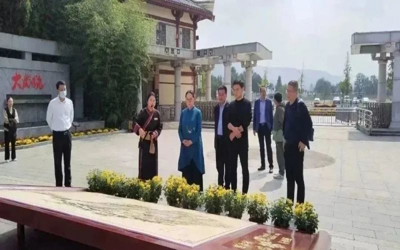 全國(guó)人大代表、中國(guó)民間商會(huì)副會(huì)長(zhǎng)、全聯(lián)女企業(yè)家商會(huì)會(huì)長(zhǎng)、天津榮程祥泰集團(tuán)董事會(huì)主席張榮華到靈寶市考察傳統(tǒng)文化保護(hù)傳承