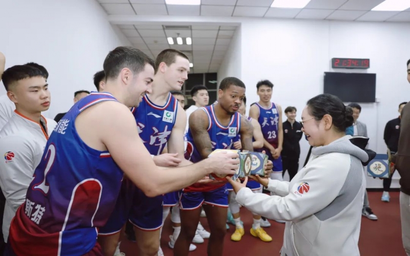 天津先行者兩連勝！張榮華主席給球員送上一份“特殊”禮物
