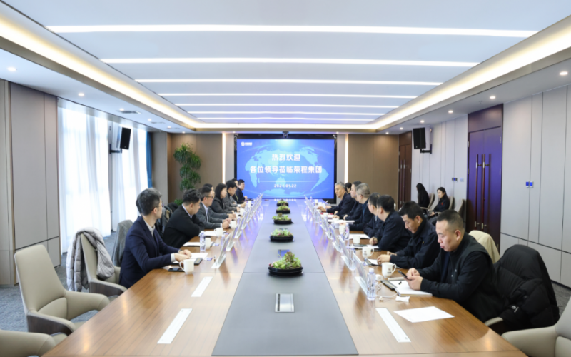 信德集團(tuán)業(yè)務(wù)發(fā)展部總監(jiān)袁偉強(qiáng)、榮華控股企業(yè)集團(tuán)執(zhí)行總裁郝曉嬋一行到榮程集團(tuán)參觀座談
