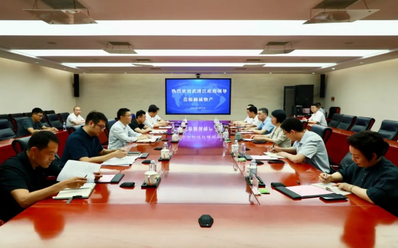 榮程集團(tuán)黨委書記、融誠物產(chǎn)總經(jīng)理張穎與武清區(qū)領(lǐng)導(dǎo)開展座談交流