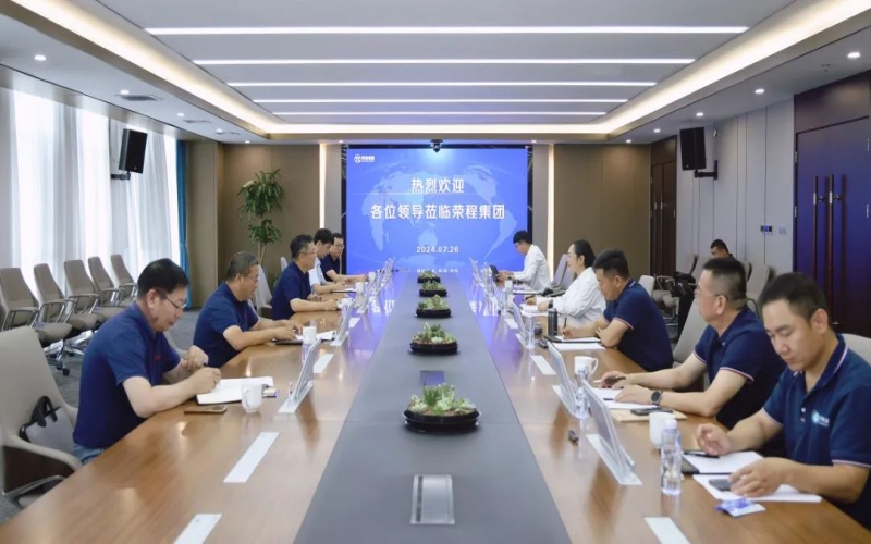 張榮華主席與北奔重型汽車集團黨委書記、董事長何清一行座談交流