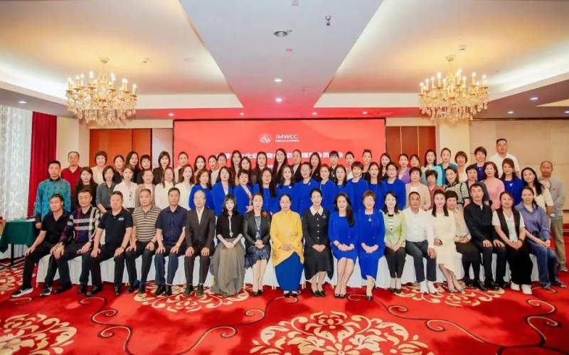 全聯(lián)女企業(yè)家商會(huì)會(huì)長、榮程集團(tuán)董事會(huì)主席張榮華出席內(nèi)蒙古女企業(yè)家商會(huì)第四屆理事會(huì)員大會(huì)