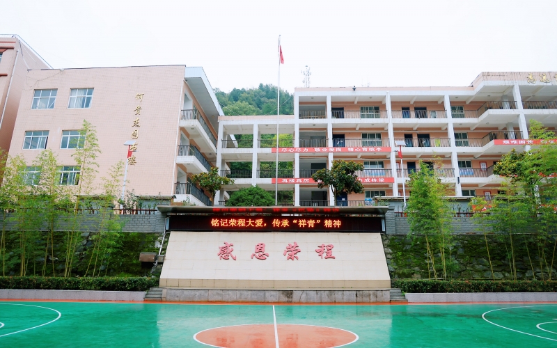 十七年深情伴成長，十五載回訪續(xù)華章 —— 榮程集團董事會主席張榮華一行回訪略陽榮程中學(xué)